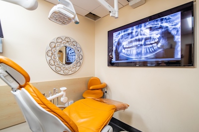 Treatment room where Anchorage Midtown patients have access to an emergency dentist. 
